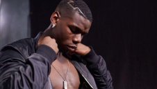 Замериха Погба с чиния в ресторант