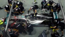 Розберг отговори подобаващо, Люис с проблеми