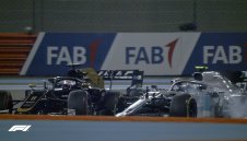 Ботас най-бърз в Абу Даби, преди да се удари с Грожан