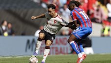 Тотнъм подлива вода на Арсенал за ас на Палас