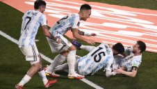 Меси с юбилеен гол, Аржентина съсипа Уругвай