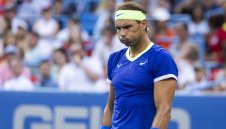 Надал се размина с операция