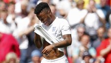 Гробелар: Ливърпул да разкара Стърлинг, той се застреля в крака