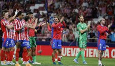 „Дюшекчиите“ попиляха „прилепите“