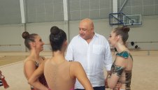 Министър Кралев изгледа съчетанията на Златните момичета + СНИМКИ