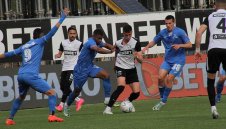 Палач на Левски пропуска мача със "сините"?