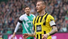 Секси медицинска сестра мечтае за Марко Ройс + СНИМКИ