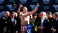 Каква разлика само! Фюри е с цели 20 кг по-тежък от Уайлдър