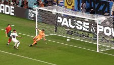 Бруно Фернандеш прати Португалия на 1/8-финалите на Световното