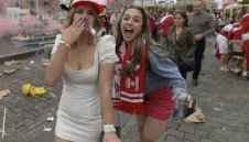 Скандал с футболни национали след парти в басейн с момичета + СНИМКИ