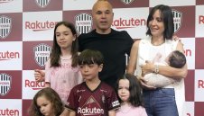 Иниеста зарязва Кобе, но не и футбола