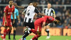 Изолиран в Нюкасъл: Исак е с единия крак на "Анфийлд"