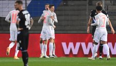 Левандовски и Мюлер мушнаха по два на новак