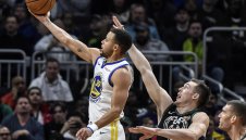 Уориърс пак са тук! 19 тройки и победа над Милуоки