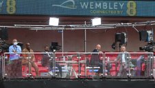 Трансфери срещу шоколади, бира, чипс и малко гофрирано желязо