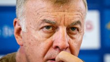 По две заплати в Левски? Истината е сурова