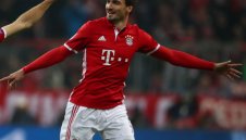 Хумелс се фука с феноменалния си шпагат + СНИМКА и ВИДЕО