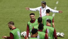 Якин се закани да вземе скалпа и на Англия