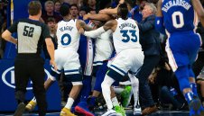 Наказаха по 2 мача побойниците Ембийд и Таунс