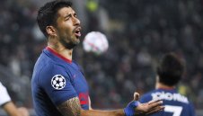 Безумие: Заразеният Суарес пил чай от... обща сламка