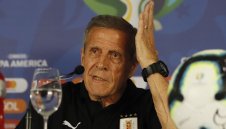 Уругвайската федерация освободи 400 служители и селекционера Табарес