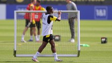 Мукоко брои дните, вратарите треперят