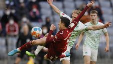 Байерн преподписва с трио звезди