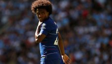 Вилиан резна Барса и Юнайтед, остава в Челси