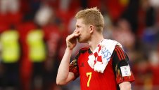 Де Бройне радва деца като син Дядо Коледа + СНИМКИ