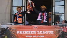 Лутън с първа победа във Висшата лига в историята