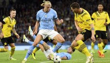 Головото чудовище Холанд започна с наградите в Англия