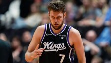 Край на сагата! Торонто освободи Везенков, той се връща в Гърция