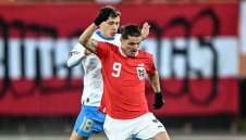 Забицер води на „Олд Трафорд“ мацка от „Ергенът“ + СНИМКИ