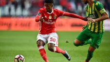 Барса ще решава проблемите на десния бек с играч на Бенфика