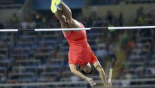 Пенисът на японец го провали в овчарския скок + ВИДЕО и СНИМКА