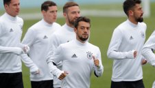 Аякс отряза германци и италианци за Юнес