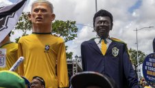 Бразилия сменя емблемата си заради Пеле?