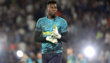 Онана е с единия крак в Ман Юнайтед