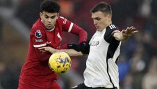 Фулъм иска 60 милиона за халф, Червените дяволи с интерес