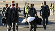 Зверска охрана посрещна Англия в ЮАР