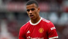 Допълнителна охрана: Насилникът Грийнууд се барикадира в имението си