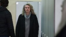 Жената на Васил Божков под конвой в съда, остава в ареста