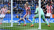 Гаф на вратаря отне победа на Стоук