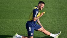 Капитанът на Фиорентина рине кал в бедстващите региони в Италия