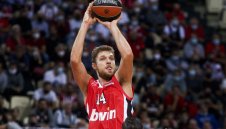 Нищо ново: Пак стабилен Везенков, Олимпиакос с победа 