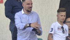 Бижутера критикува стила на "сините"