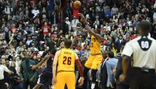 Изумителна тройка на ЛеБрон спаси Кливланд