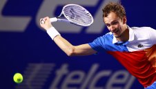 Заради войната в Украйна? Медведев премахна руското знаме