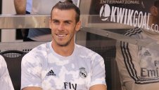 Сложна схема праща Бейл в Интер