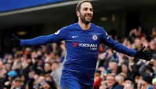 Челси се съвзе! Игуаин и Азар съсипаха клетите "териери" + ВИДЕО